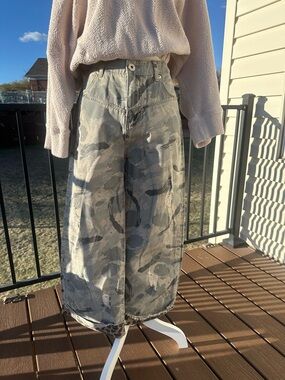 POL Wide-Leg Camouflage Print Pants in Gray and Cream